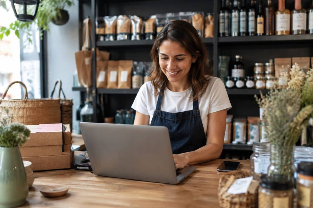 Emprendedora gestionando la presencia digital y SEO local de su negocio con un portátil