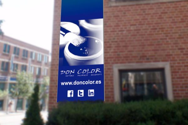 Diseño de banner publicitario vertical para el exterior